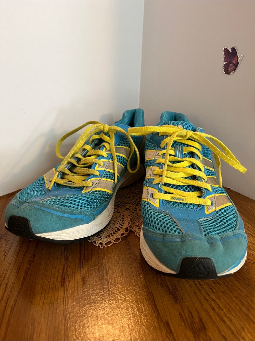 Women’s Adida’s Athletic Sneakers w/ yellow laces 10